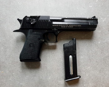 Afbeelding 5 van DESERT EAGLE met  2 extended mags en 3 normal mags
