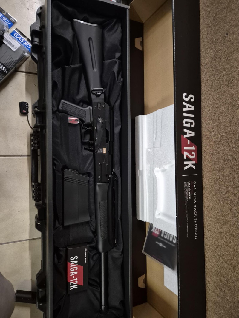 Afbeelding 1 van Gloednieuwe Tokyo Marui Saiga 12k met airtac m4 adapter 3 long gasmags 1short gasmag.