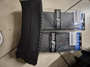 Bild 2 für Gloednieuwe Tokyo Marui Saiga 12k met airtac m4 adapter 3 long gasmags 1short gasmag.