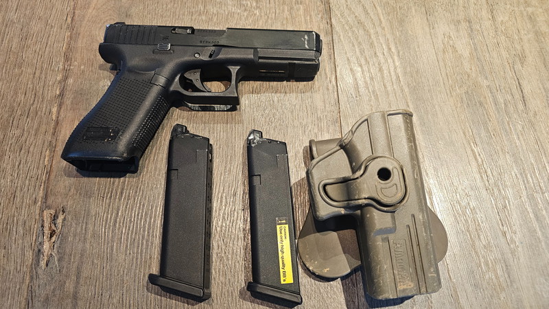 Imagen 1 de Umarex Glock 17 Gen 5 incl 2 mags en holster