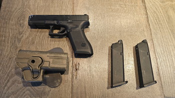 Imagen 2 de Umarex Glock 17 Gen 5 incl 2 mags en holster