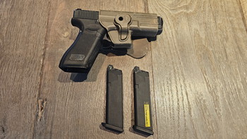 Imagen 3 de Umarex Glock 17 Gen 5 incl 2 mags en holster