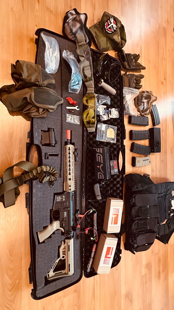 Afbeelding 3 van Complete airsoft set inclusief ICS CXP UK1, CAMS, accu's, magazijnen, brillen, etc