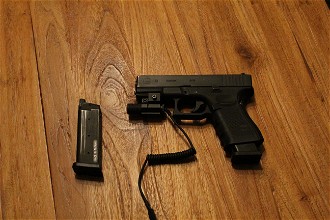 Image pour Glock 19 GBB met 2 magazijnen en laser.