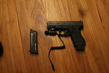 Image 2 for Glock 19 GBB met 2 magazijnen en laser.