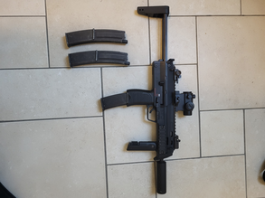 Afbeelding van TM mp7 met 3 mags en attachments.