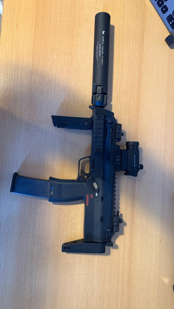 Imagen 2 de MP7 GBB KWA met HK suppressor en Red dot