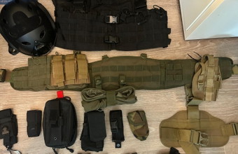 Imagen para batch van lichtgebruikte gear zoals xl chestrig, xl ingerichte battlebelt, helm en verschillende pouches