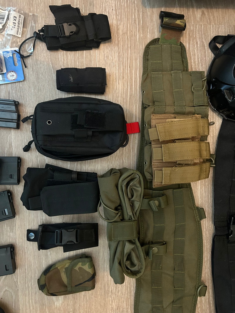 Imagen 1 de batch van lichtgebruikte gear zoals xl chestrig, xl ingerichte battlebelt, helm en verschillende pouches