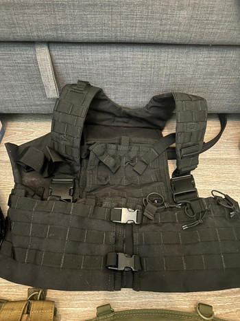 Imagen 2 de batch van lichtgebruikte gear zoals xl chestrig, xl ingerichte battlebelt, helm en verschillende pouches