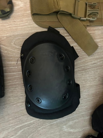 Imagen 4 de batch van lichtgebruikte gear zoals xl chestrig, xl ingerichte battlebelt, helm en verschillende pouches