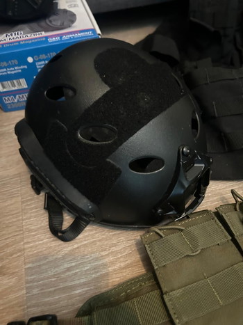 Image 5 for batch van lichtgebruikte gear zoals xl chestrig, xl ingerichte battlebelt, helm en verschillende pouches