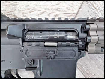 Imagen 2 de EMG Daniel Defense Licensed DDM4A1 RIII Airsoft AEG (CYMA Platinum Gearbox)
