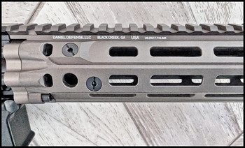 Imagen 3 de EMG Daniel Defense Licensed DDM4A1 RIII Airsoft AEG (CYMA Platinum Gearbox)