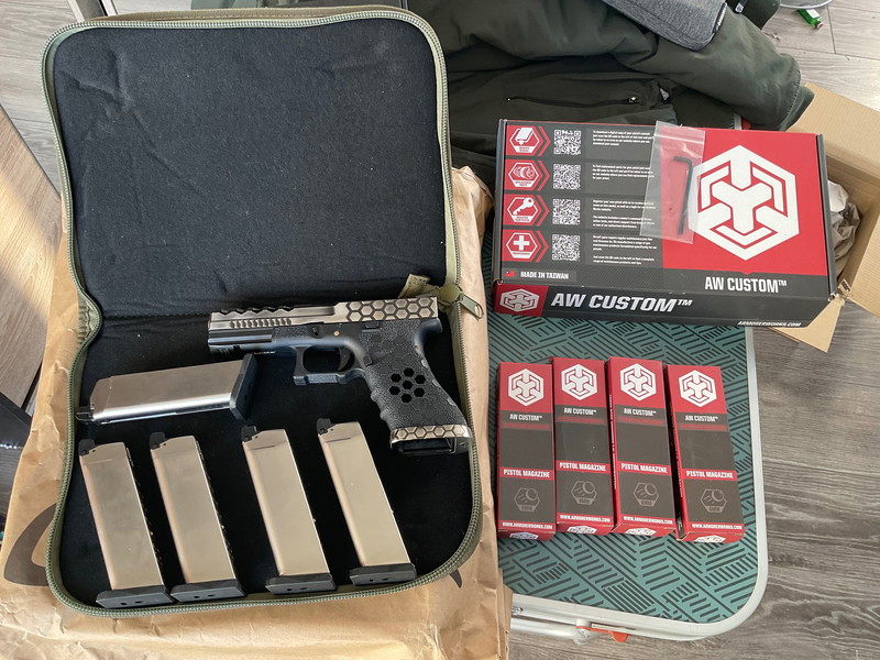 Imagen 1 de AW Costom Hex Cut Glock 17 + 4 Magazine Chrom (Gas)