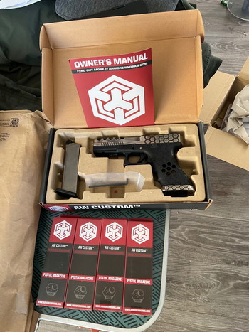 Imagen 2 de AW Costom Hex Cut Glock 17 + 4 Magazine Chrom (Gas)