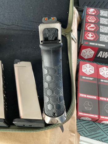 Imagen 4 de AW Costom Hex Cut Glock 17 + 4 Magazine Chrom (Gas)