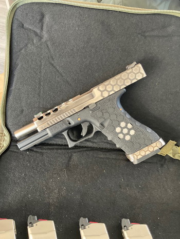 Imagen 5 de AW Costom Hex Cut Glock 17 + 4 Magazine Chrom (Gas)