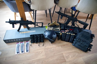 Afbeelding van Airsoft set met 2 geweren,1 pistool en toebehoren