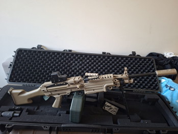 Afbeelding 2 van Verkoop Cybergun M249 TAN + supp + Scope + 2x Batt