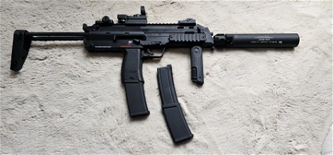 Afbeelding van MP7 with H&K mock SUPRRESSOR, RED DOT & SLING