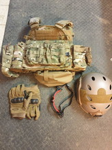 Afbeelding van Plate carrier (inclusief pouches), Fast helm van FMA, Bollé bril en gloves te koop!