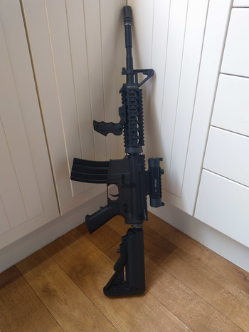 Afbeelding 4 van WE Katana RIS full metal + Walther reddot + foregrip + M4 hicap mag.