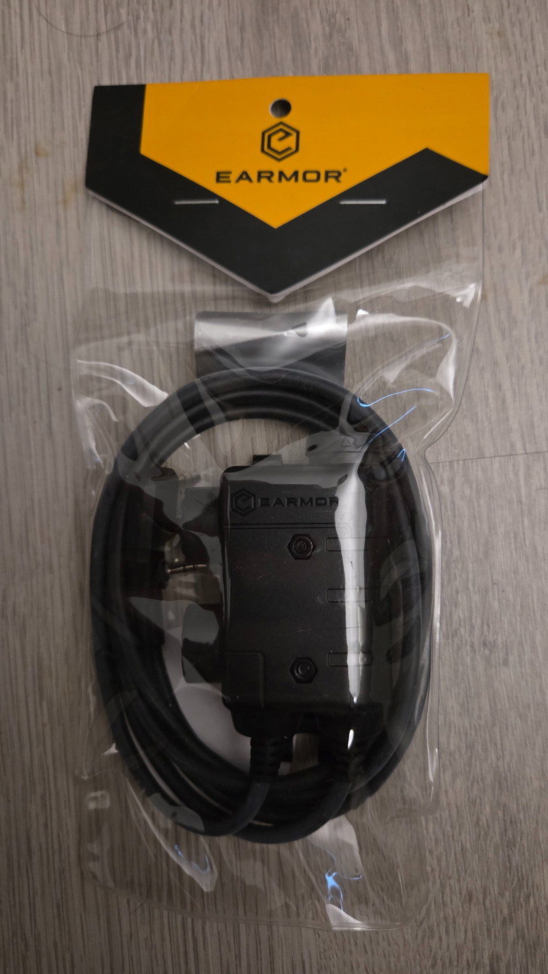 Bild 1 für NIEUW: KENWOOD Earmor M56 Dual Comm PTT (Dual-Channel Adapter)