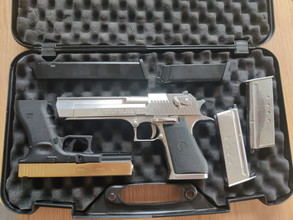 Afbeelding van Desert Eagle & Glock 17 + magazijnen