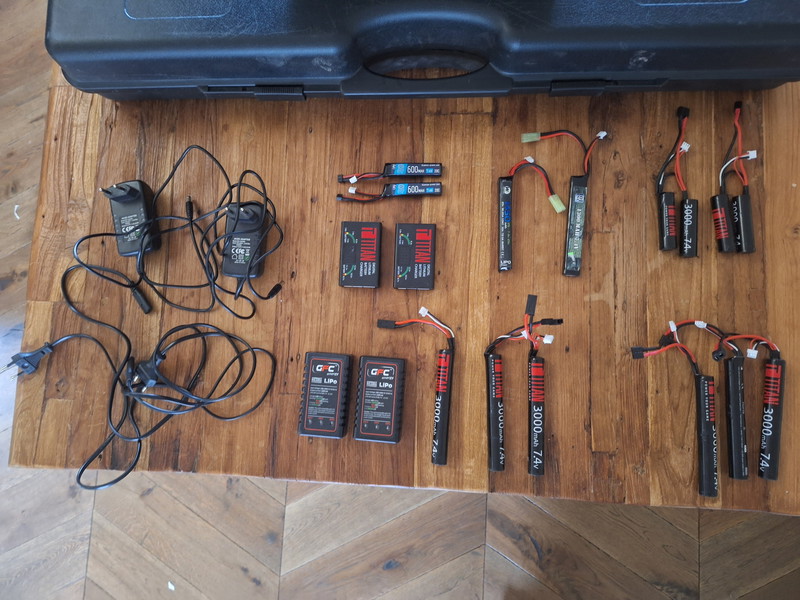 Image 1 pour Batteries and chargers