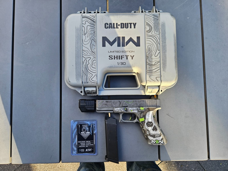 Afbeelding 1 van AAC Customs MW2 Cerakote&Ingraved Glock 17 Gen5