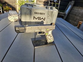 Afbeelding 2 van AAC Customs MW2 Cerakote&Ingraved Glock 17 Gen5