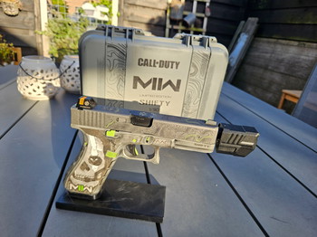 Afbeelding 3 van AAC Customs MW2 Cerakote&Ingraved Glock 17 Gen5