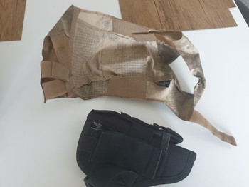 Afbeelding 4 van medische pouch alles in , invader gear helm cover , invader gear pistoolholster en chestrig, speedloaeders