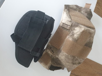 Afbeelding 6 van medische pouch alles in , invader gear helm cover , invader gear pistoolholster en chestrig, speedloaeders