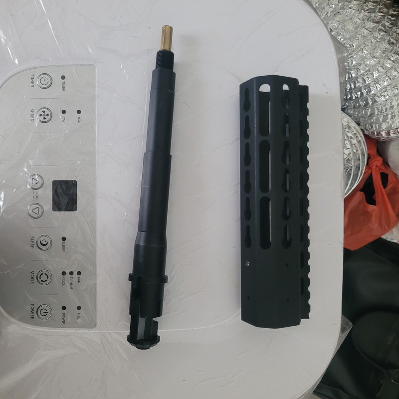 Zdjęcie 1 – KeyMod handguard with top Picatinny rail, plus a black barrel