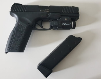 Bild 4 für Combat Adaptive Pistol met light