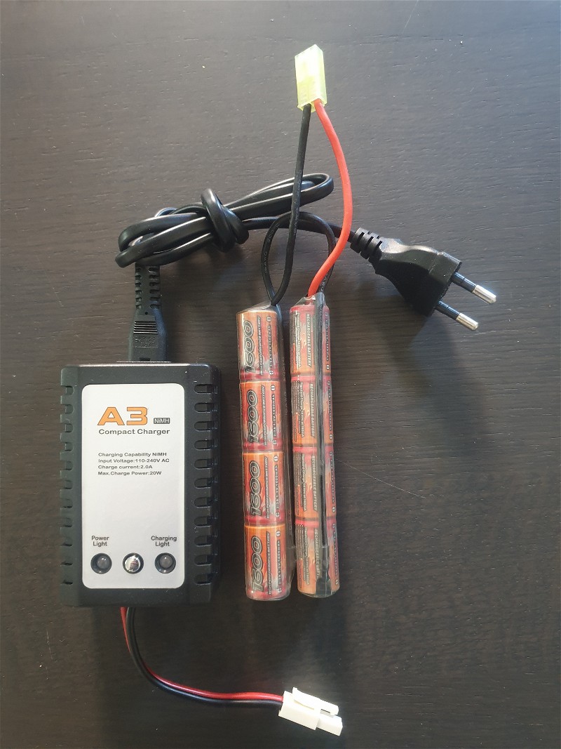 Afbeelding 1 van A3 Compact charger voor NiMH en 9.6V 1600mAh accu
