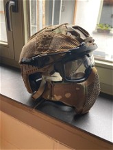 Afbeelding van camo fast-helm met camo cover en camo facemask en brill