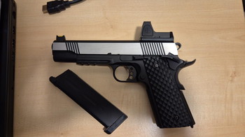 Image 2 for Raven silver 1911 MEU rail met RMR en extras