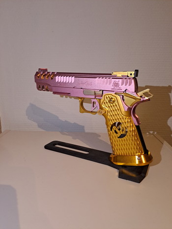 Imagen 3 de Pink and gold custom hi capa