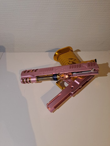 Imagen 4 de Pink and gold custom hi capa