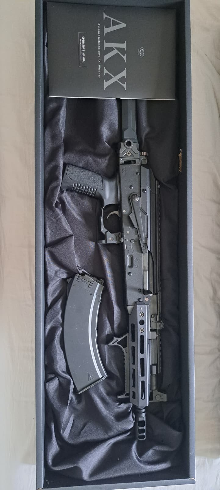 Afbeelding 1 van Tokyo Marui AKX + 4 Mags + Speedloader adapter