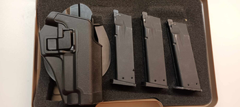 Afbeelding 5 van KJW P226 met 3 mags Holster en case