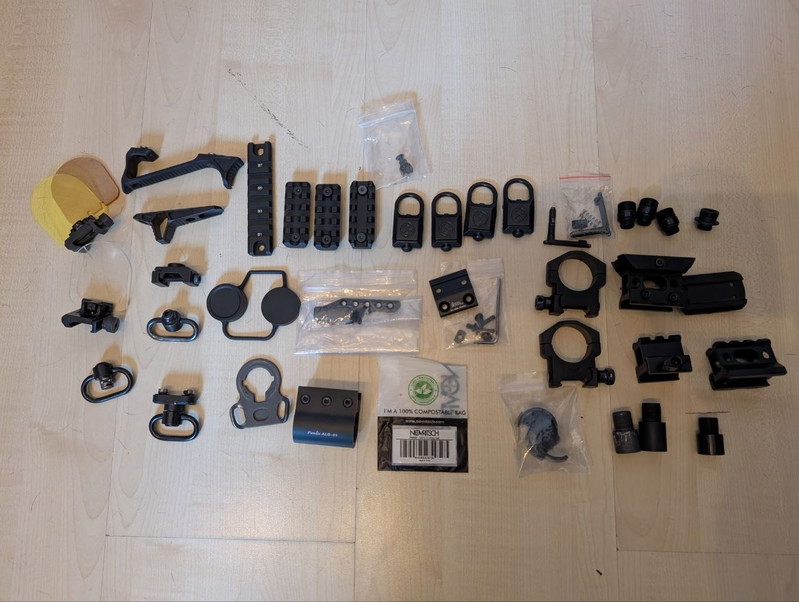 Afbeelding 1 van Various mounts and parts