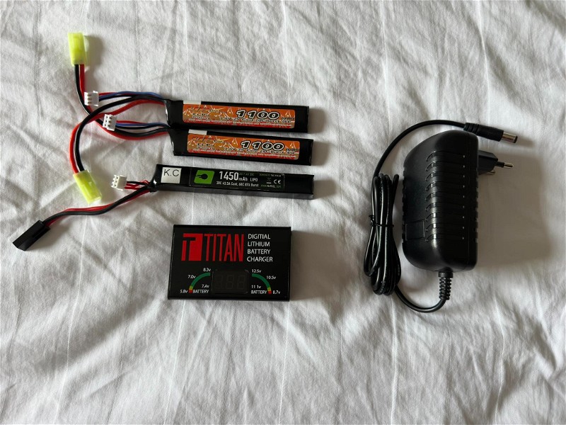 Image 1 for Titan Digital Charger met drie batterijen