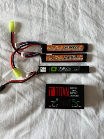 Image 2 for Titan Digital Charger met drie batterijen