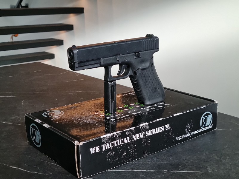 Afbeelding 1 van WE Glock 17 GGB nieuw in doos met magazijn en 2 gripplates