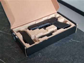 Afbeelding 2 van WE Glock 17 GGB nieuw in doos met magazijn en 2 gripplates
