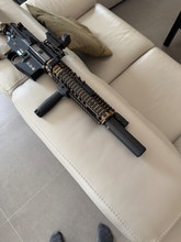 Afbeelding van M4 Mock suppressor + mousse geïnstalleerd
